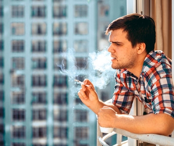 Voisins allumés  par la clope